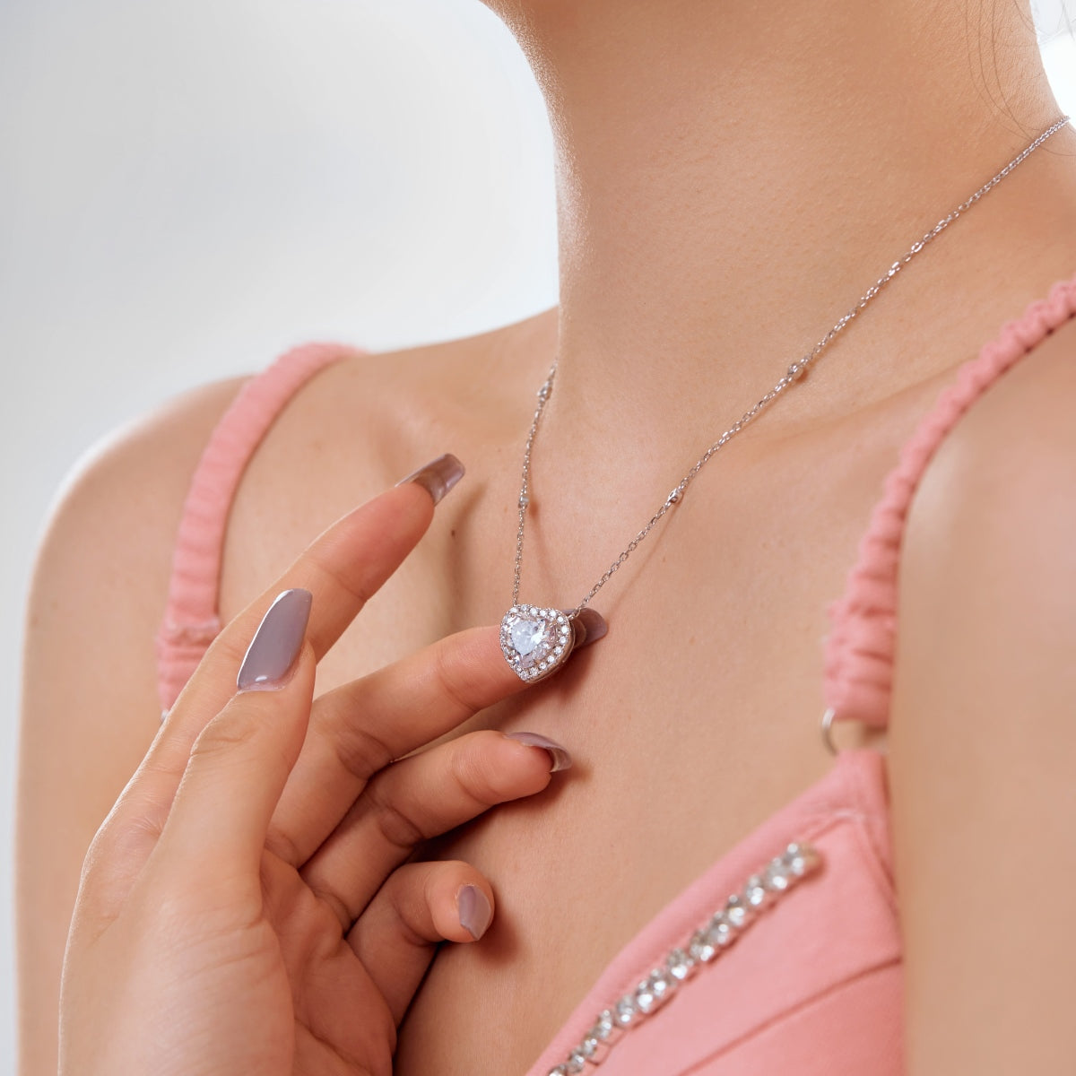 Queen of Hearts Necklace - White
