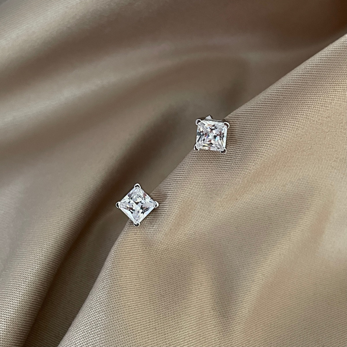 Silver Square-cut Solitaire Earrings - 2 carats (7mm)
