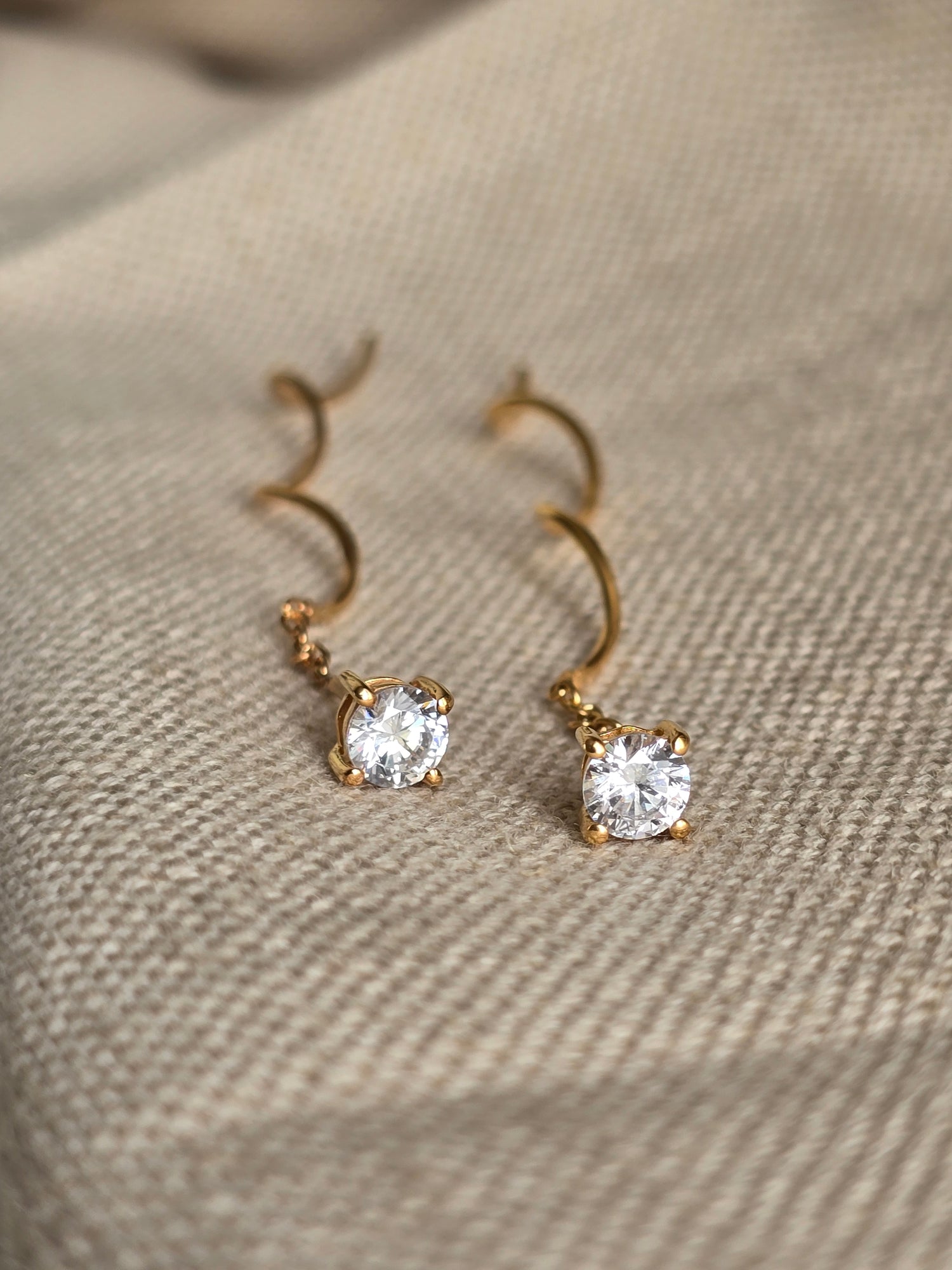 Round Solitaire Curly Sui Dhaaga Earrings