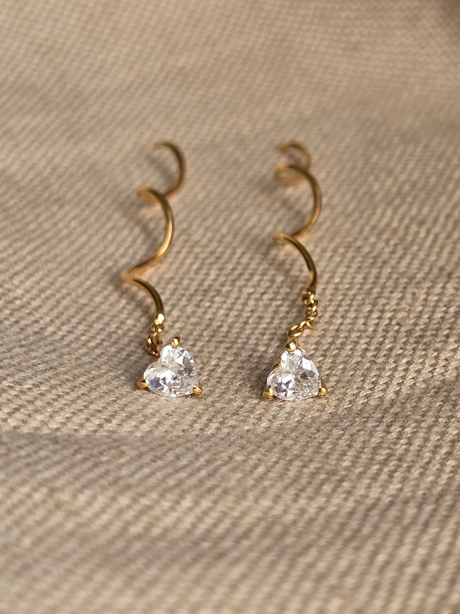 Heart Solitaire Curly Sui Dhaaga Earrings