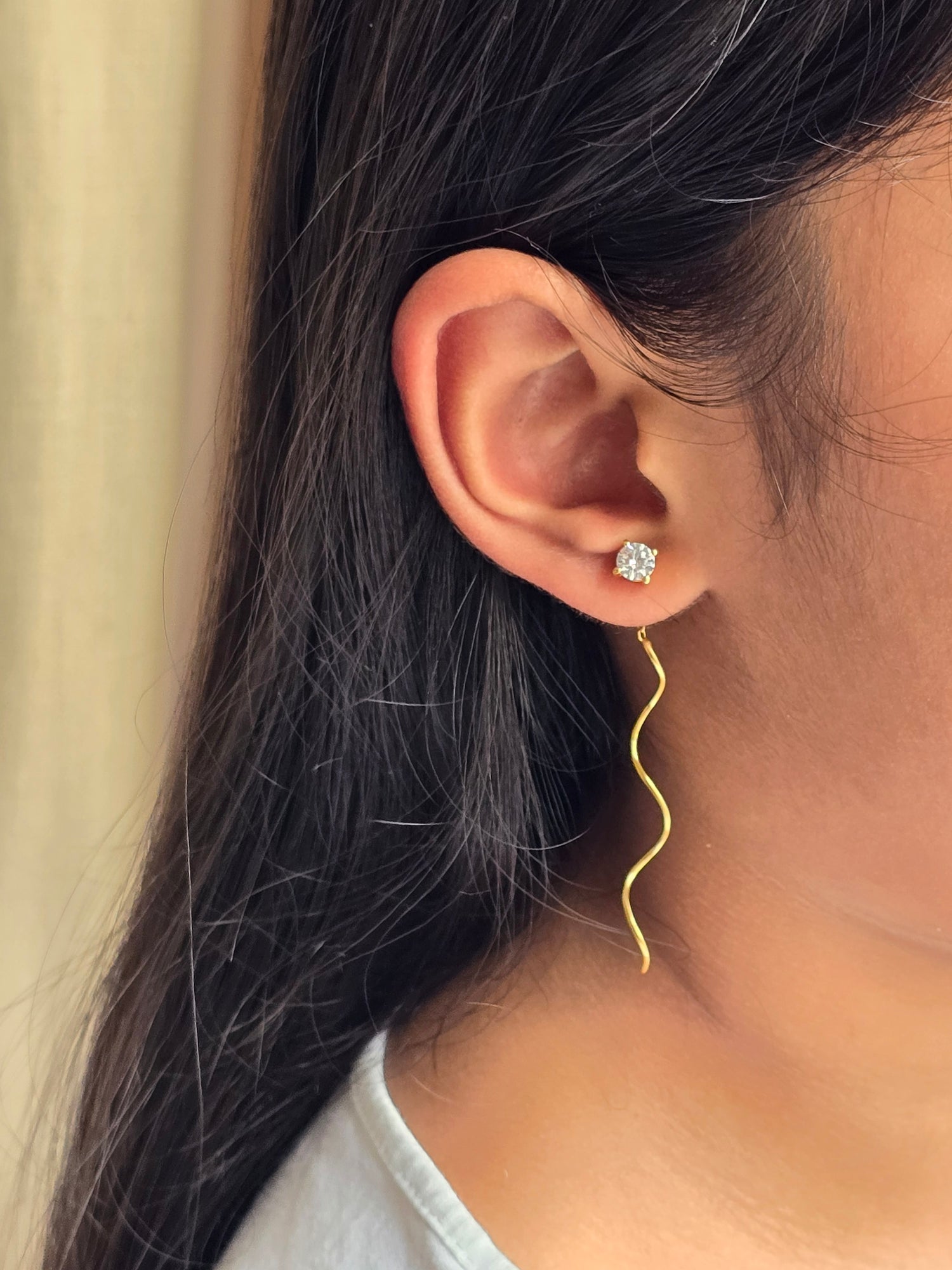 Round Solitaire Curly Sui Dhaaga Earrings